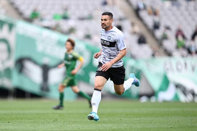 切尔西女足前锋科尔官宣自己与女友梅维斯已怀孕